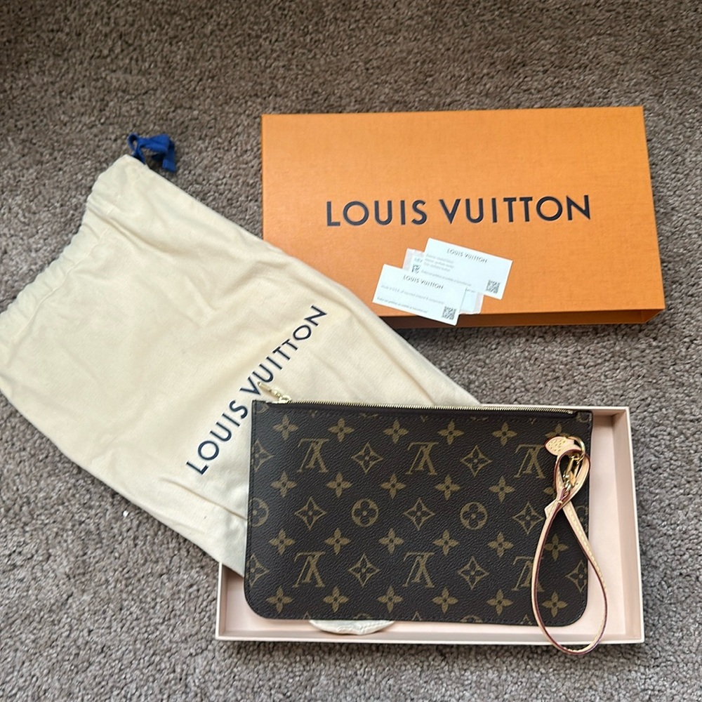 Authentic Louis Vuitton NEW Neverfull GM beige pouch monogram wristlet-w/box